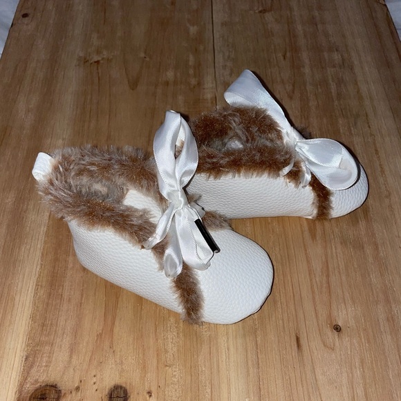 🤎✨🤍 Baby girl white boots! 12-18mos - Picture 3 of 7